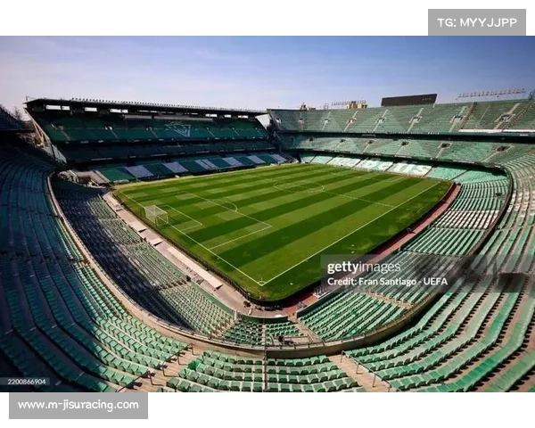 贝蒂斯球迷抗议裁判点球判罚,现场气氛紧张